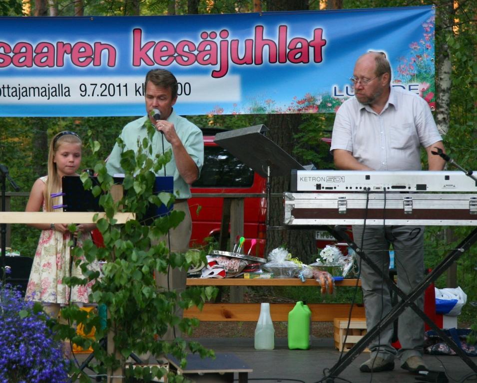 Humppakuningas Aarne Saarinen tyttarensä kanssa ja Tomi Kettunen säestää