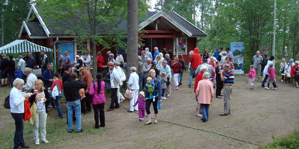 Juhlayleisöä 2013 Tuottajanmajalla