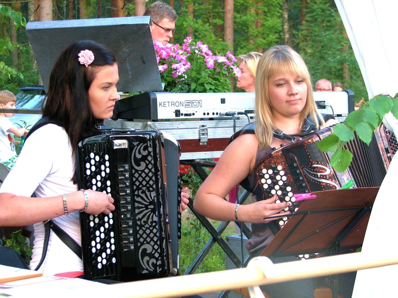Kesäjuhlat 2022 esiintyjät Katri Lampilehto ja Mari Hiltunen illan harmonikan soittajat 