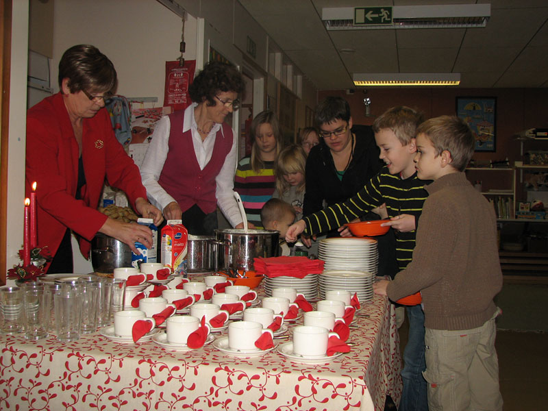 Luokseenkutsuva jouluinen kahvipöytä on katettu