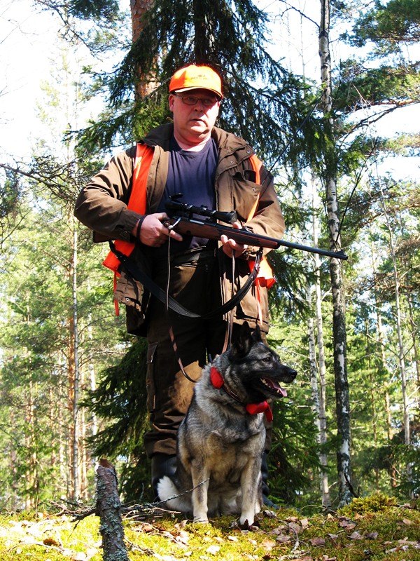 Matti Keinänen hirvikoiransa kanssa