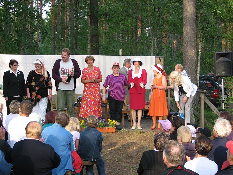 Näytelmän esiintyjiä kyläjuhlista 2008