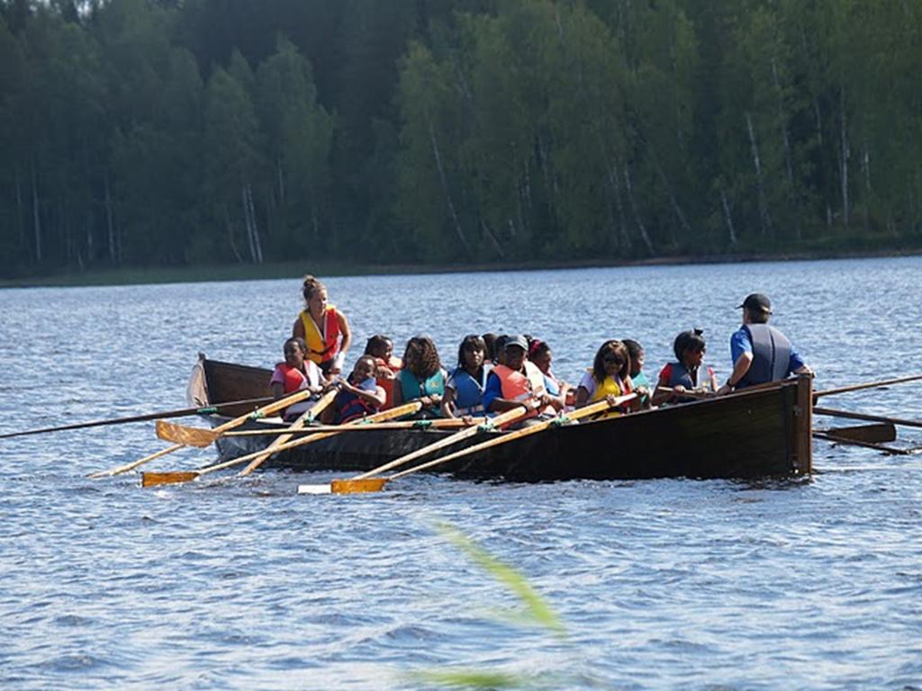 Vierasmaalaisia soutajia Tiemassaaren venettä testaamassa