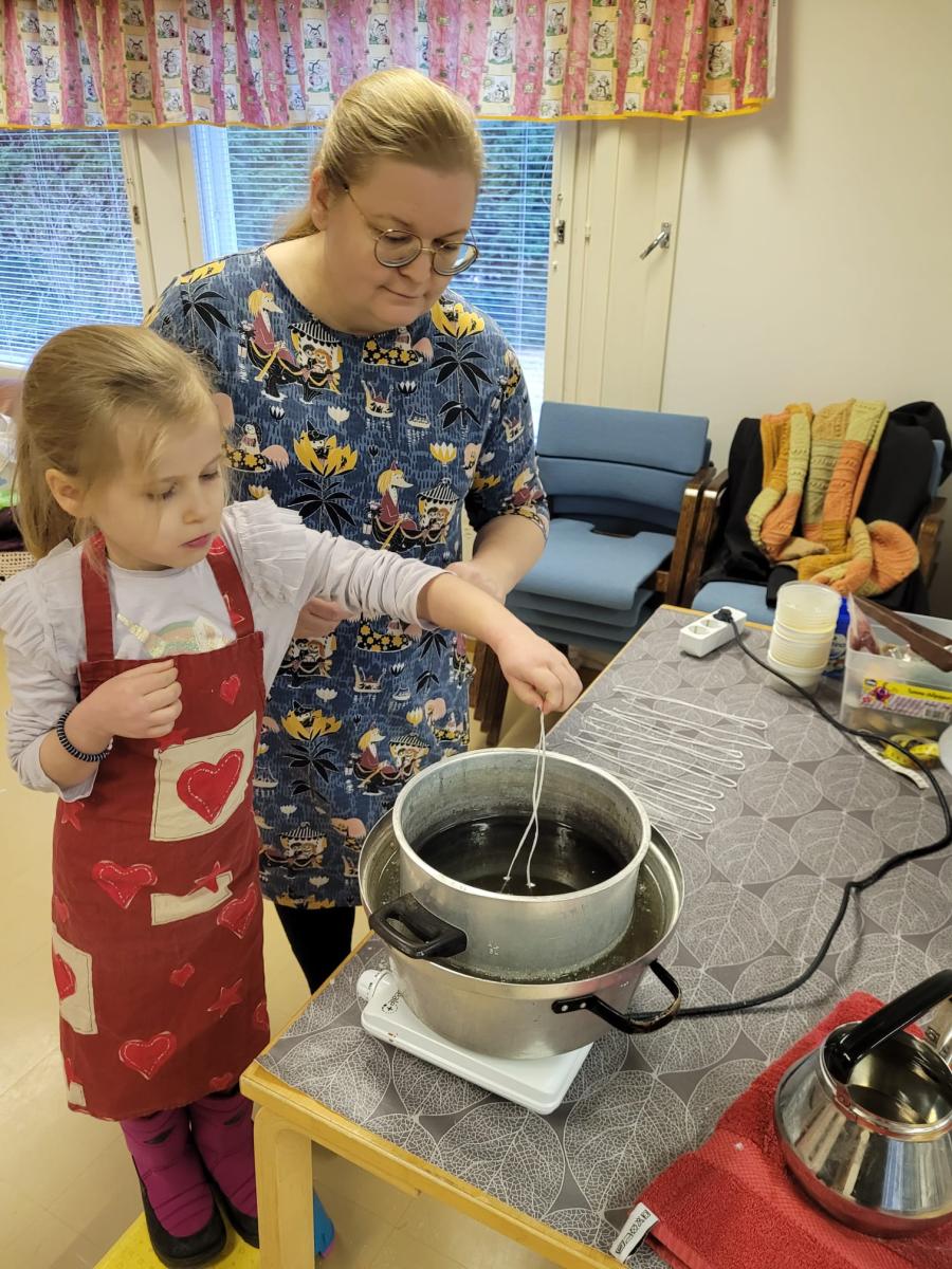 Kynttilänvalukurssi monitoimitalolla 2024