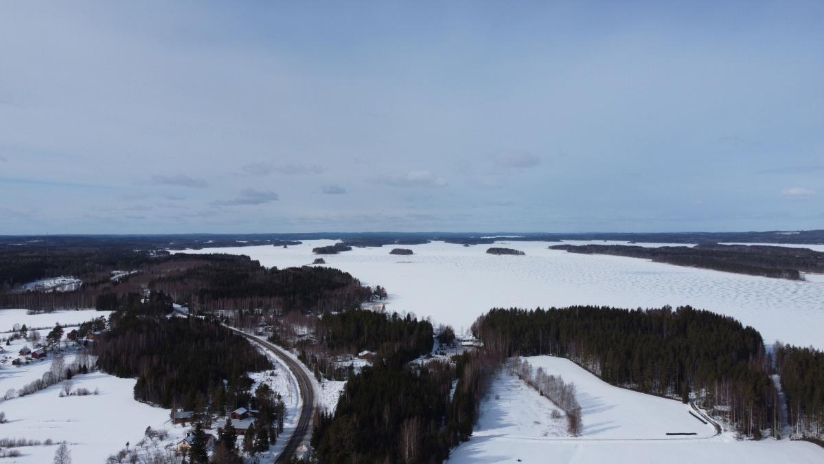 Metsien takaa avautuu upea talvinen Haukivesimaaliskuu 2025